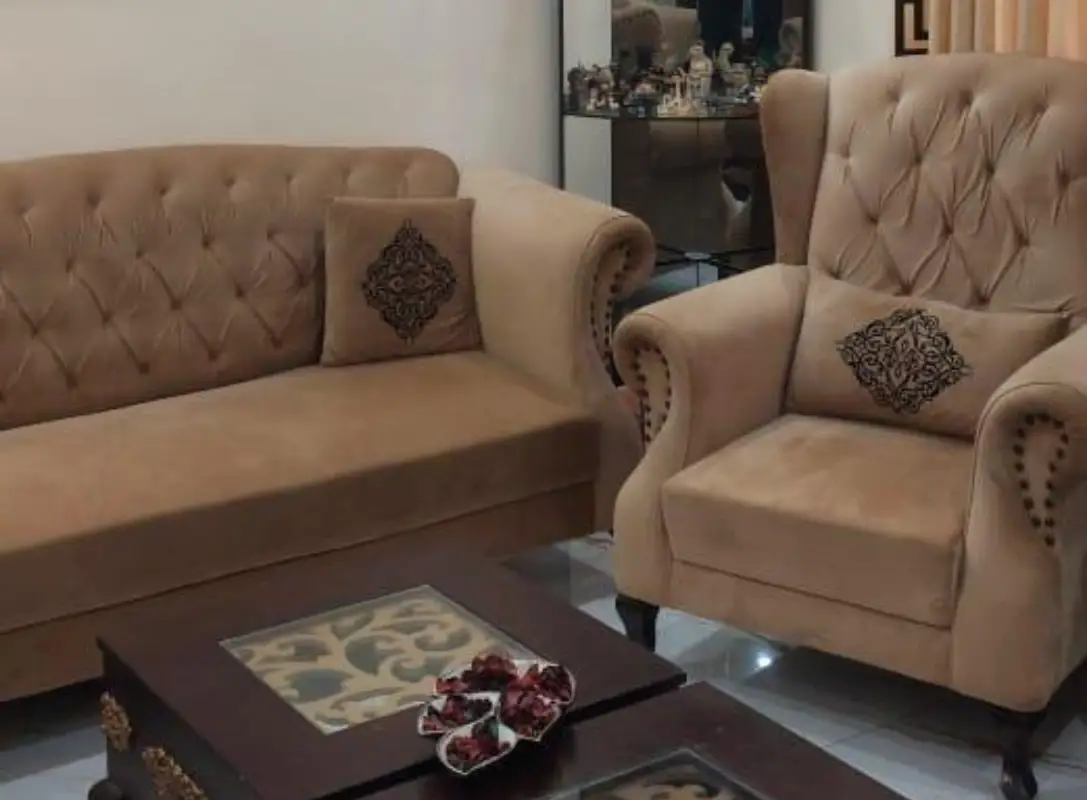 House for sale Umar Block – tufted sofa, armchair and carved coffee table