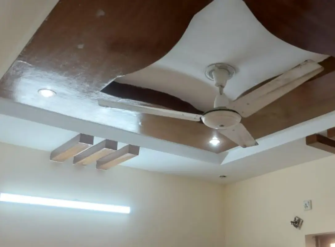 House for sale Umar Block – false ceiling with wood panel, fan and LED downlights