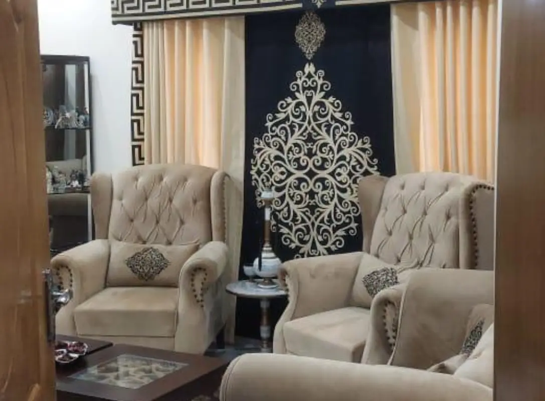 House for sale Umar Block – wing chairs, patterned curtain pelmet and décor